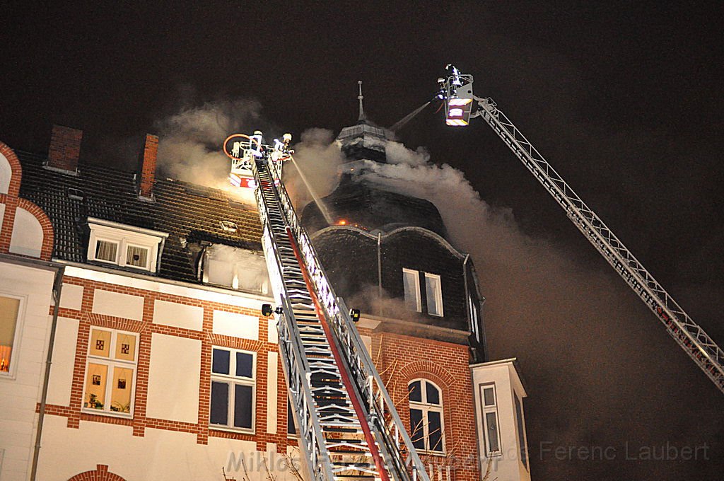Feuer 3 Dachstuhlbrand Koeln Muelheim Gluecksburgstr P108.JPG